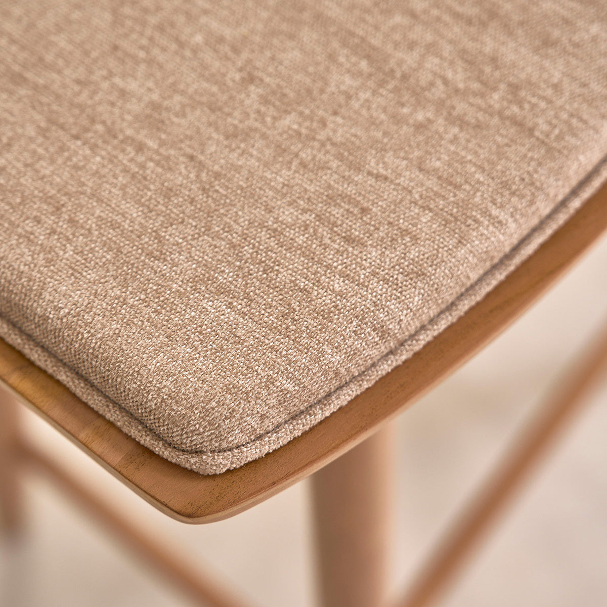 AMBRE - Barhocker aus massivem Teakholz und Greige-Samt, 65 cm (Kombination aus Grau und Beige)