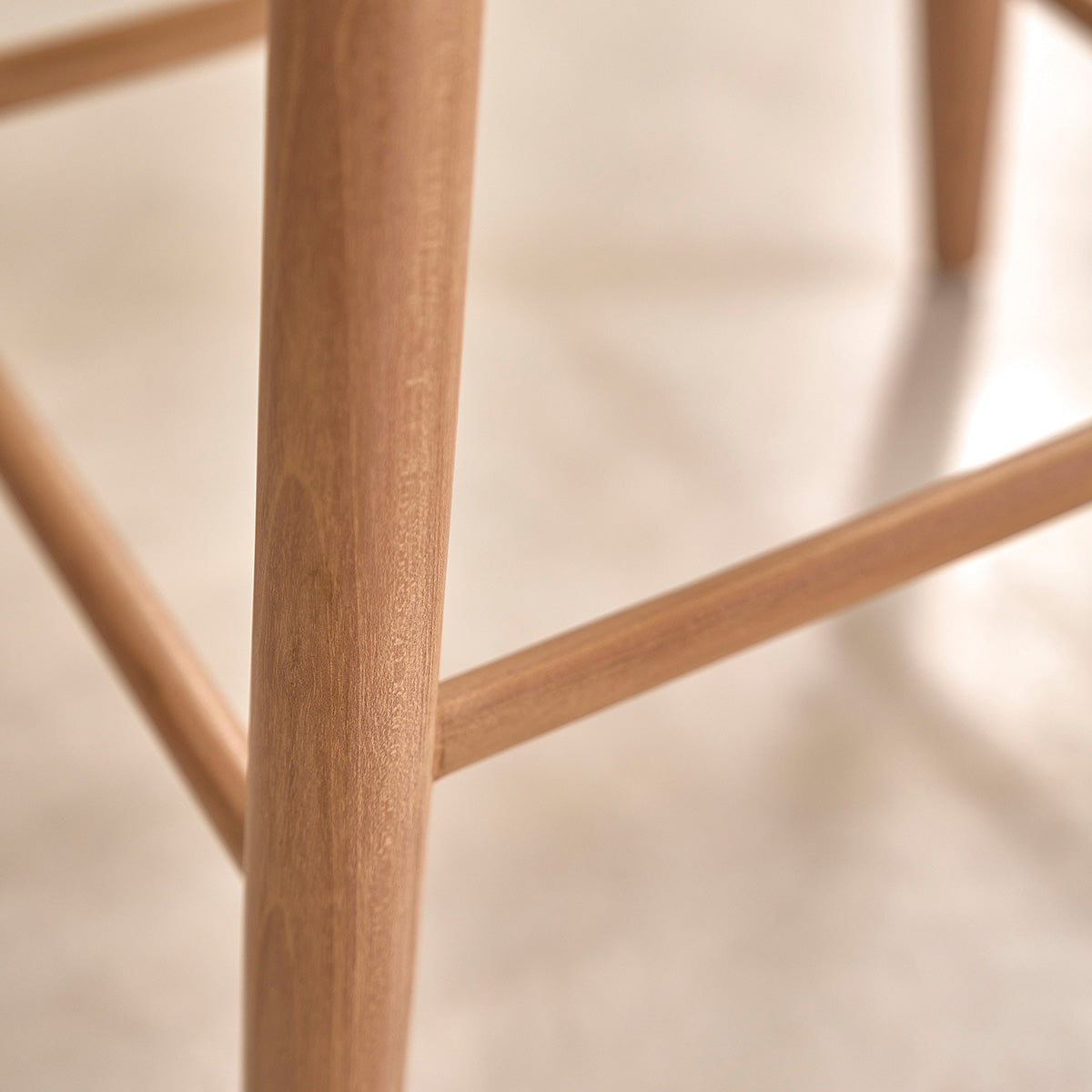 AMBRE - Set aus 2 Barhockern aus massivem Teakholz und greigefarbenem Samt, 65 cm (Kombination aus Grau und Beige)