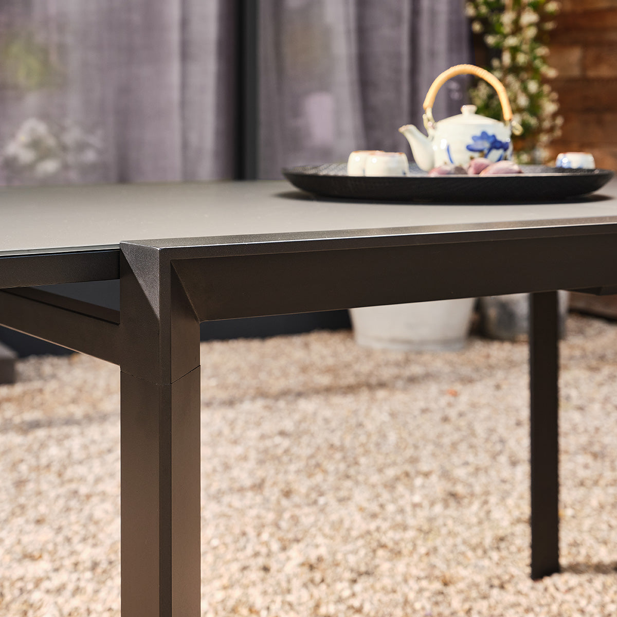 BASALT - Ausziehbarer Gartentisch aus Aluminium und Glas, schwarz, für 6–10 Personen
