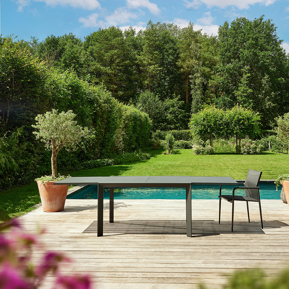 BASALT - Ausziehbarer Gartentisch aus Aluminium, grau, für 6–10 Personen