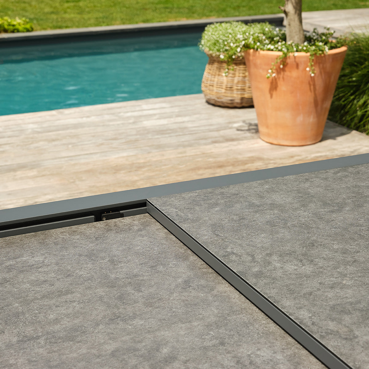 BASALT - Ausziehbarer Gartentisch aus Aluminium und Glas, grau, für 6–10 Personen