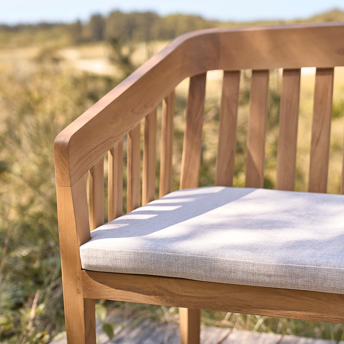 BARI - Abgerundete Gartenbank aus massivem Teakholz, 150 cm, mit Kissen