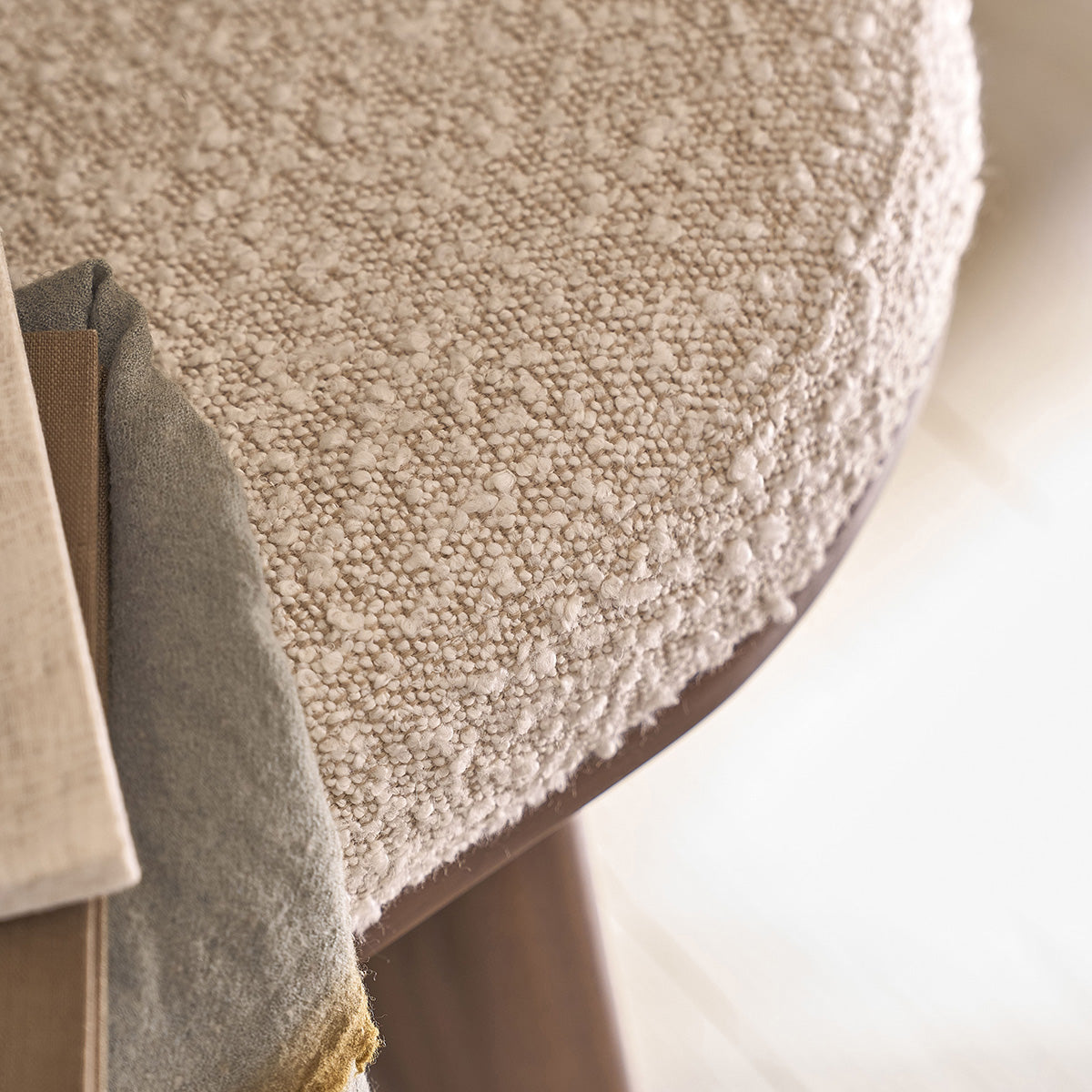 MARLOW - Bank aus massivem Mindi in Walnuss-Finish und Bouclé-Stoff 120 cm