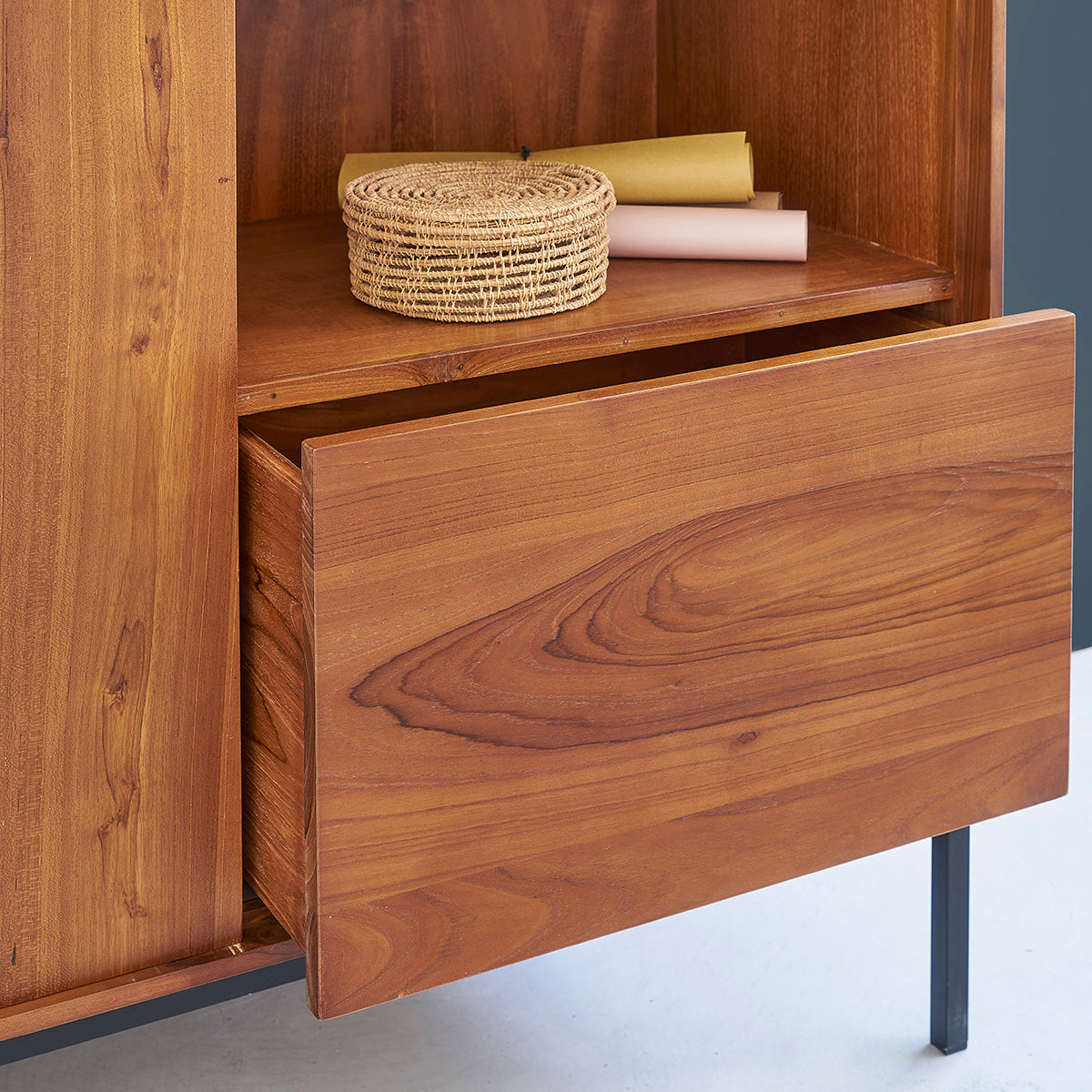 LINA - Schrank aus massivem Teakholz und Metall 110 cm