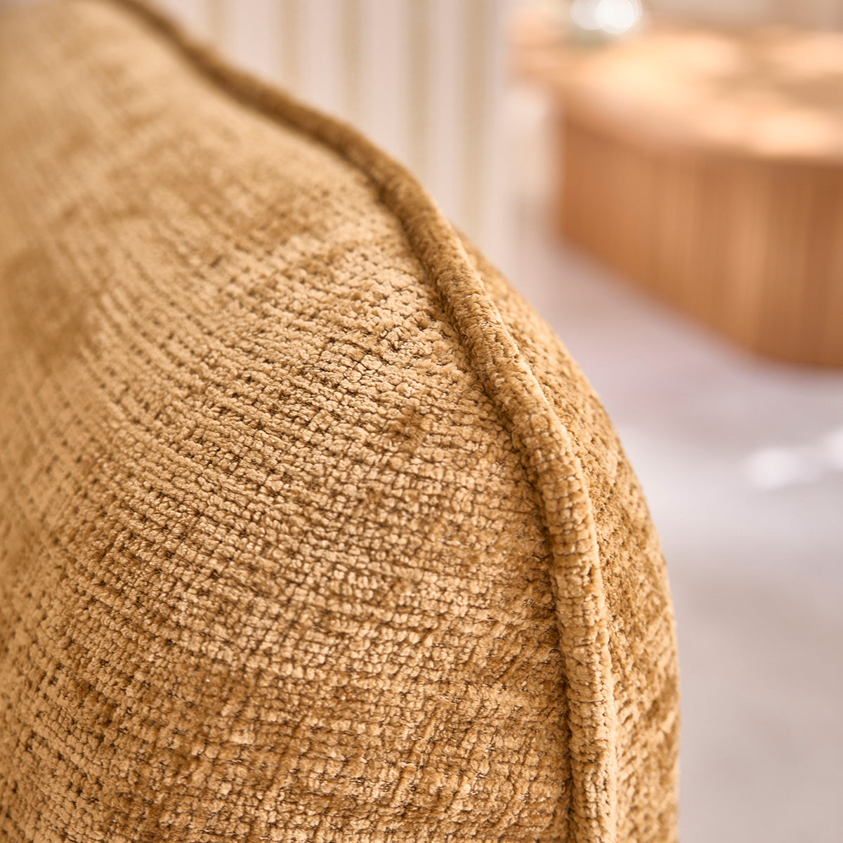 HECTOR - Gerades 3-Sitzer-Sofa aus strukturiertem Samt in der Farbe ocker