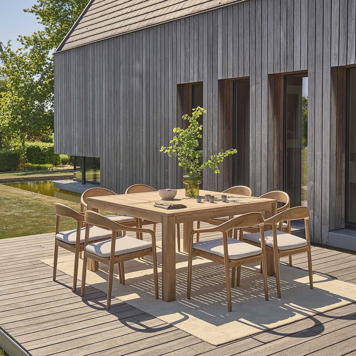 AMBRE - Gartensessel aus massivem Teakholz mit grauem Kissen