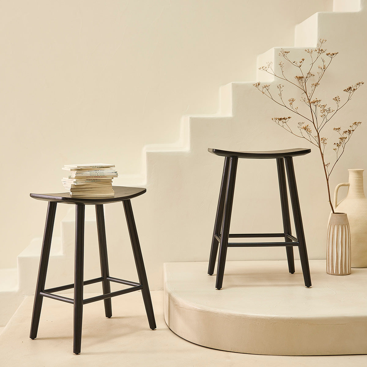 AMBRE - Hocker aus massivem Teakholz schwarz 65 cm