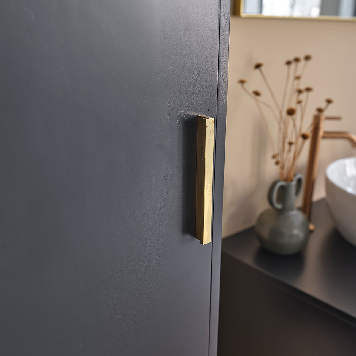 LUNA - schwarze Badezimmersäule aus Akazienholz 130 cm