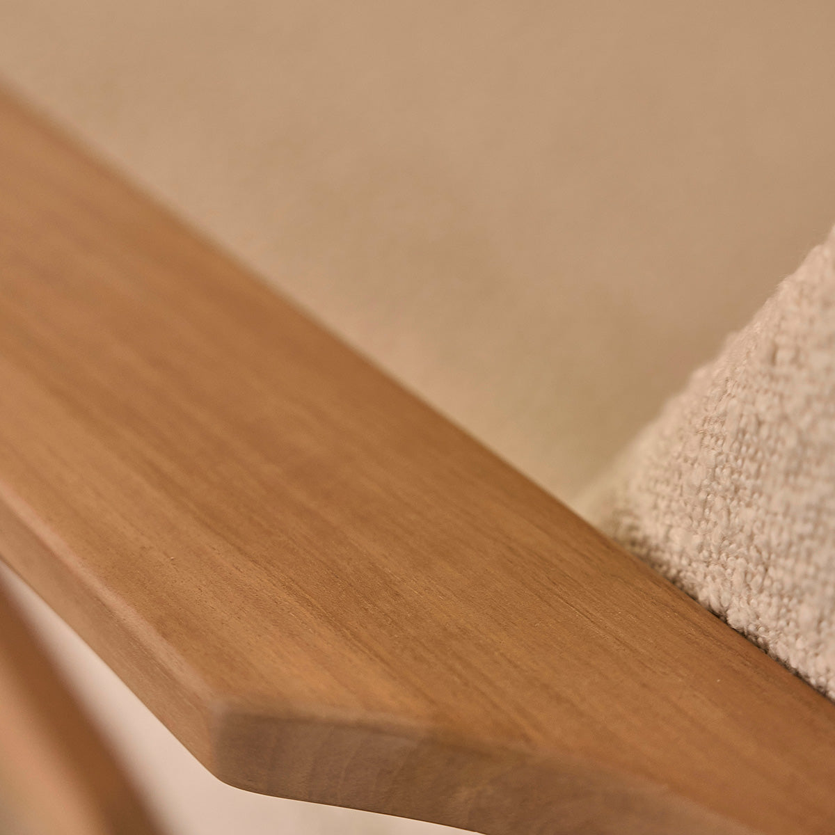 SERENE - Sessel aus massivem Teakholz mit Bouclé-Sitzfläche