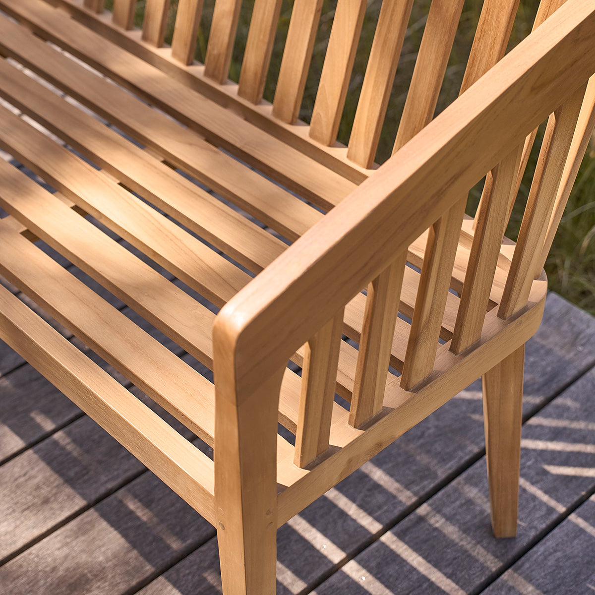 BARI - Abgerundete Gartenbank aus massivem Teakholz, 150 cm, mit Kissen