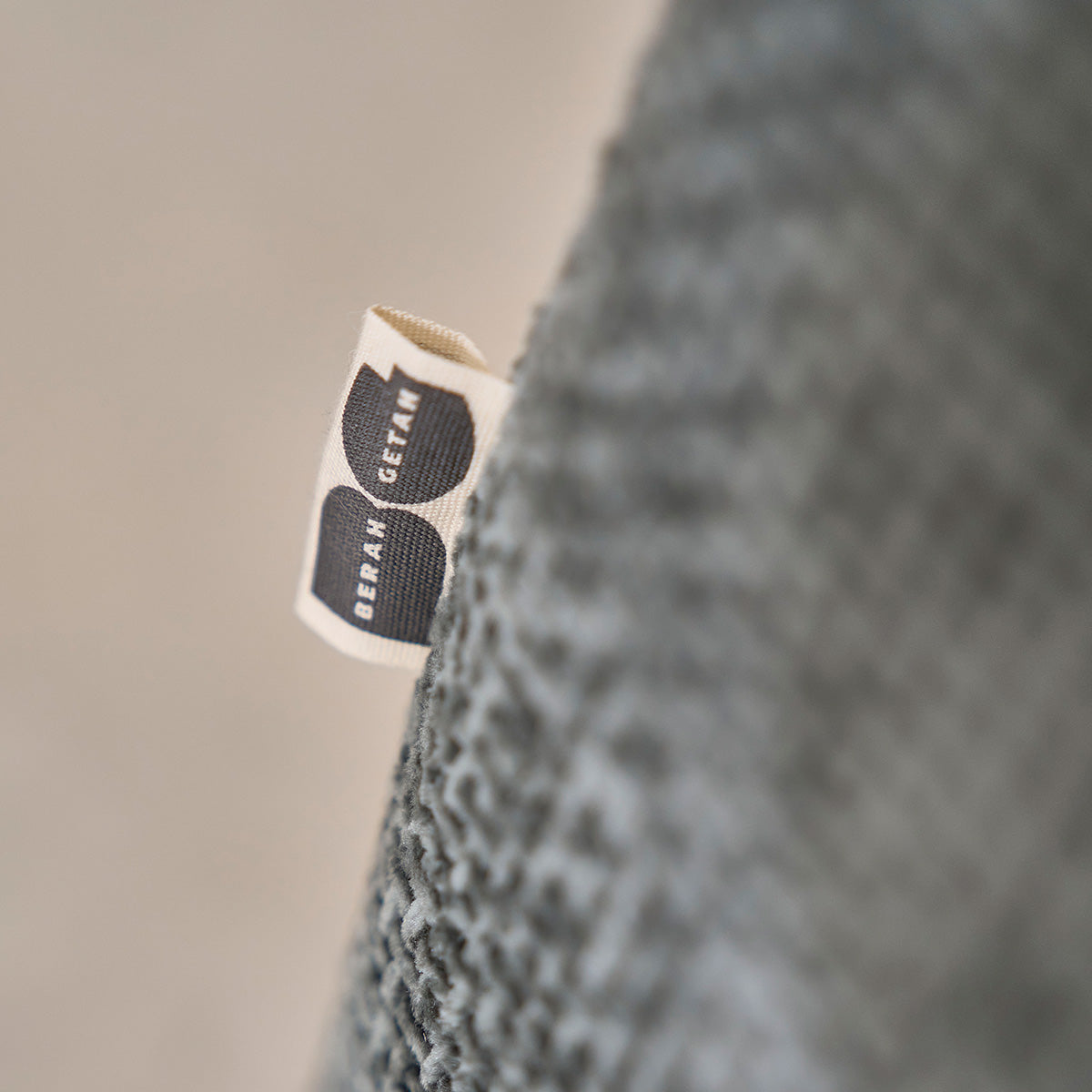 ALPHONSE - Gerades 3-Sitzer-Sofa aus grün-grauem gewebtem Samt