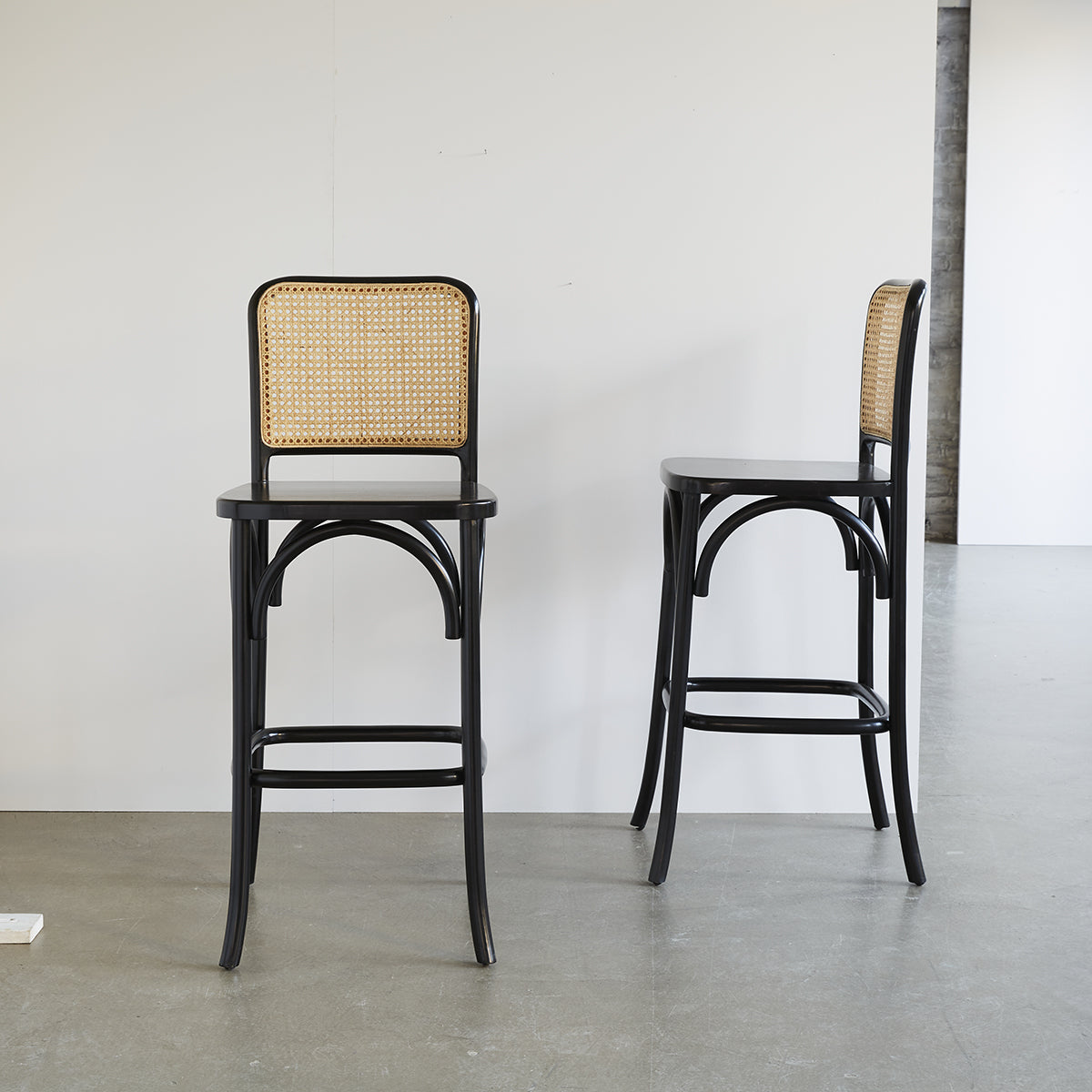 ARON - Barhocker aus massivem Mahagoni und Rohrgeflecht