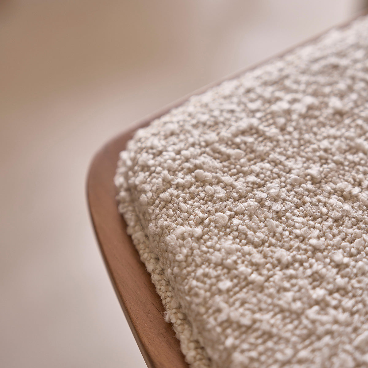 AMBRE - Set aus 2 Hockern aus massivem Teakholz und Bouclé-Sitz 75 cm