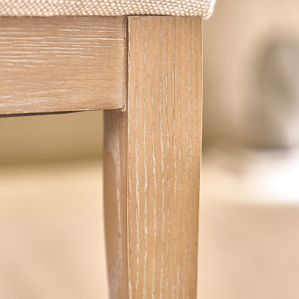 MARGOT - Stuhl aus massiver Eiche und Leinenstoff