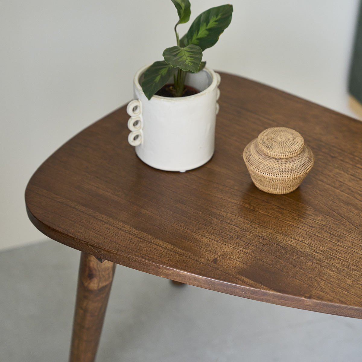 BRUNE - Couchtisch aus massivem Mindi mit Nussbaum-Oberfläche 62 cm