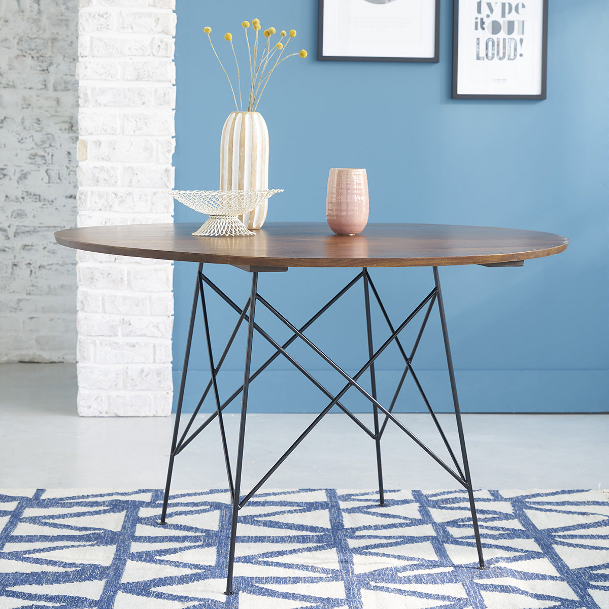 MILO - Tisch aus massivem Mindi mit Walnuss-Finish 4 pers.