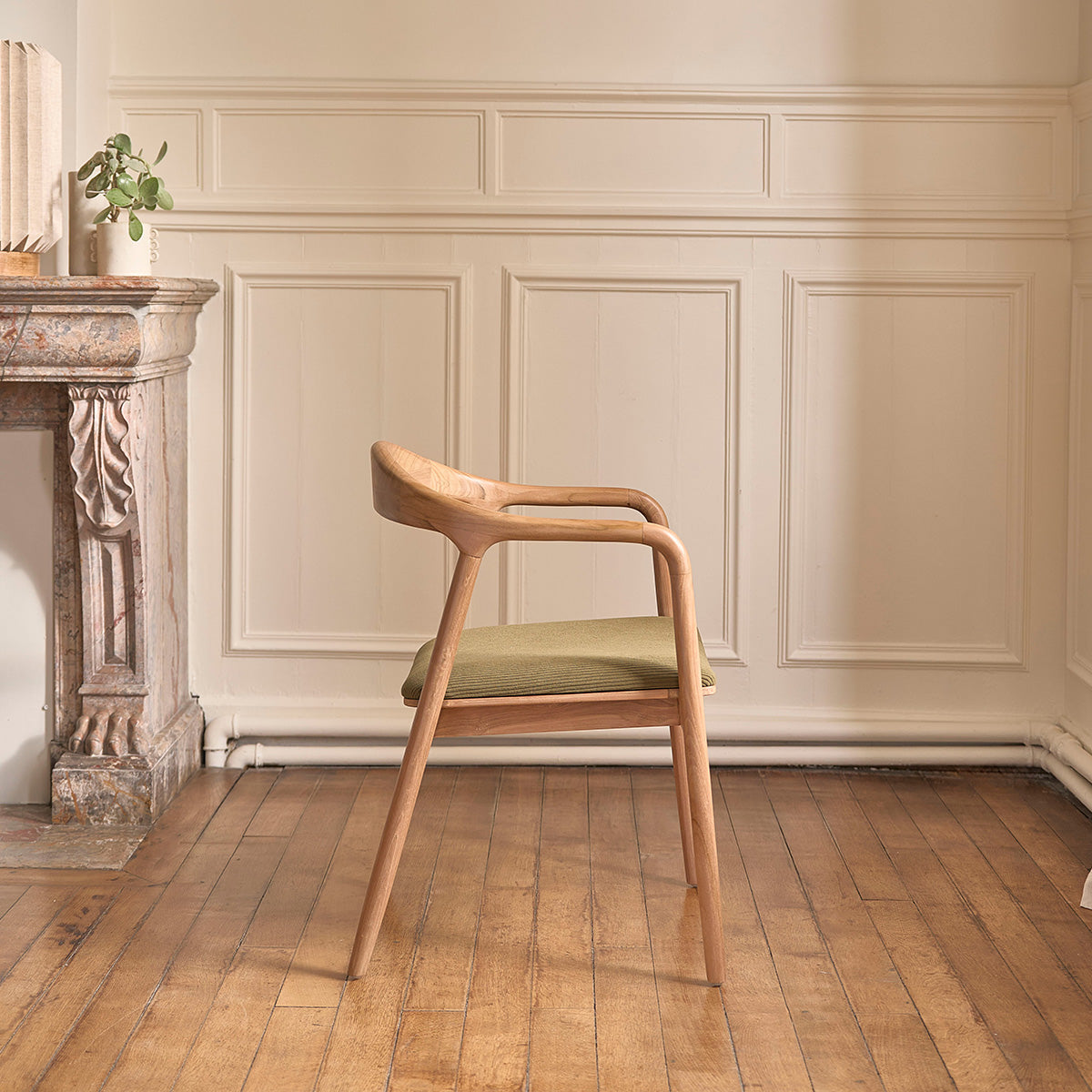 AMBRE - Stuhl aus massivem Teakholz mit Sitzfläche aus Cordsamt in Khaki-Farbe