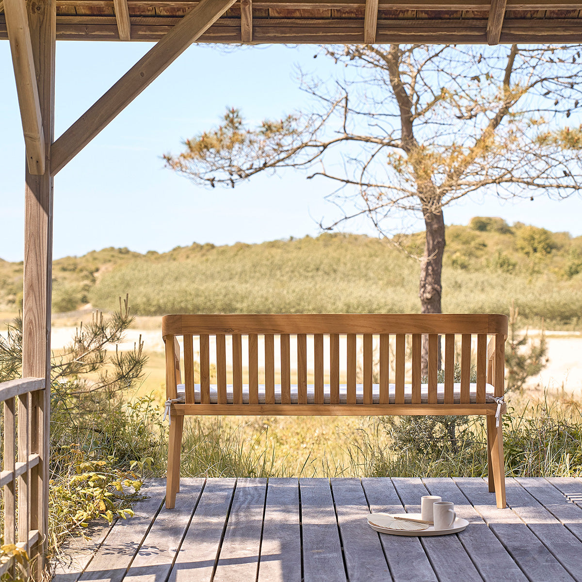 BARI - Abgerundete Gartenbank aus massivem Teakholz, 150 cm, mit Kissen
