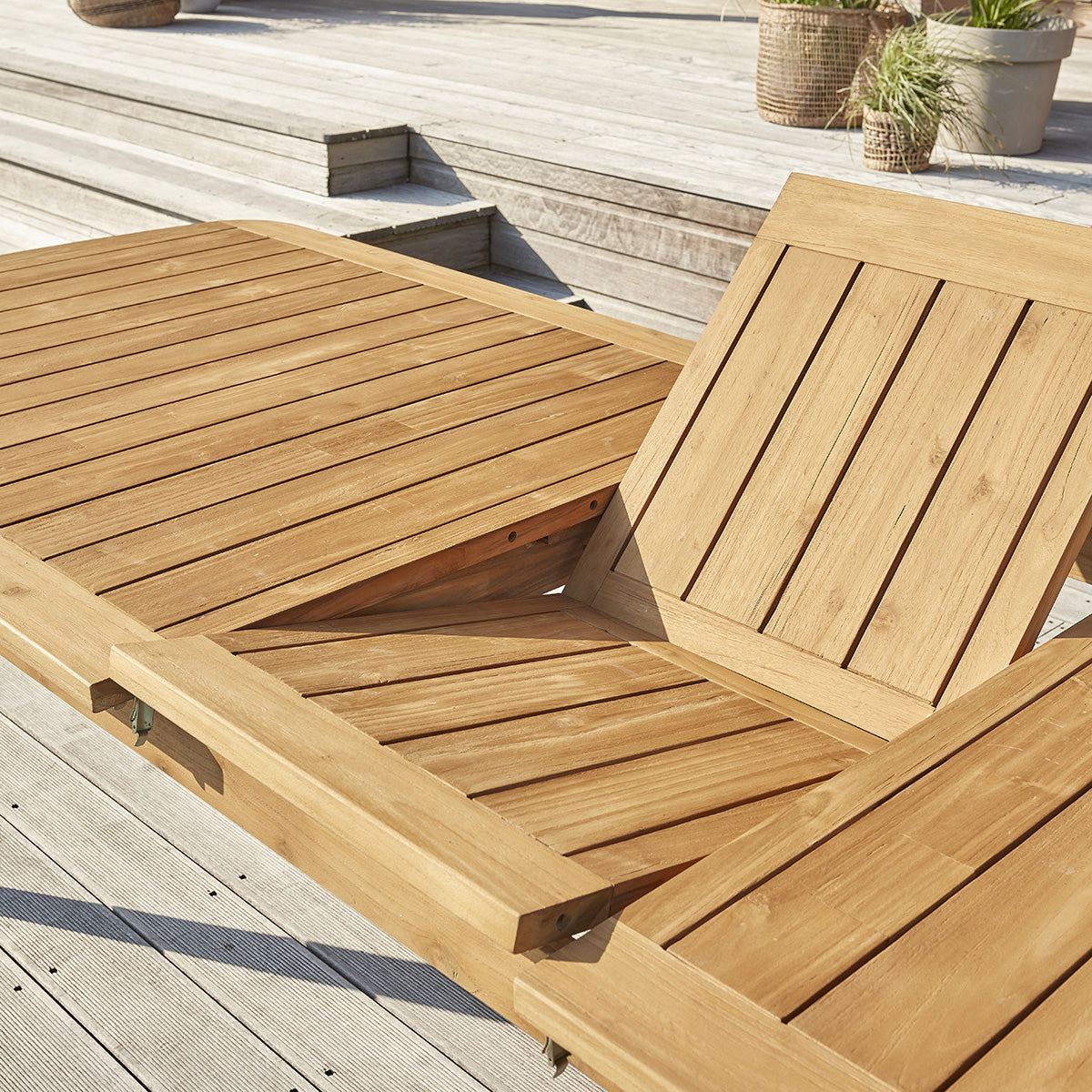 ESTHER - Ausziehbare Gartenmöbel aus massivem recyceltem Teakholz in Schwarz für 8/10 Pers.
