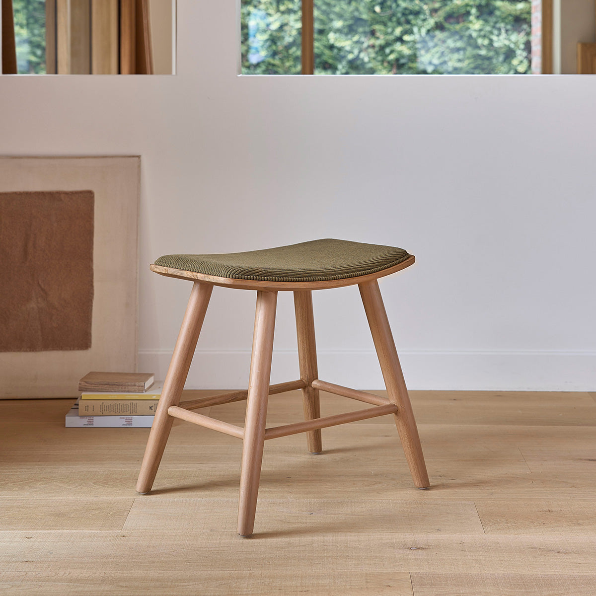 AMBRE - Satz von 2 Barhockern aus Teakholz, Sitzfläche aus Cord 45 cm