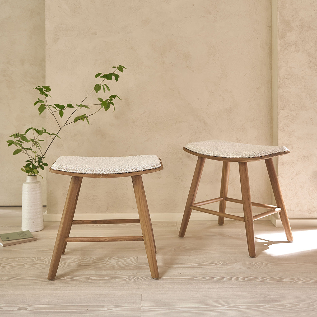 AMBRE - 2er-Set Hocker aus massivem Teakholz und Bouclé-Stof 45 cm