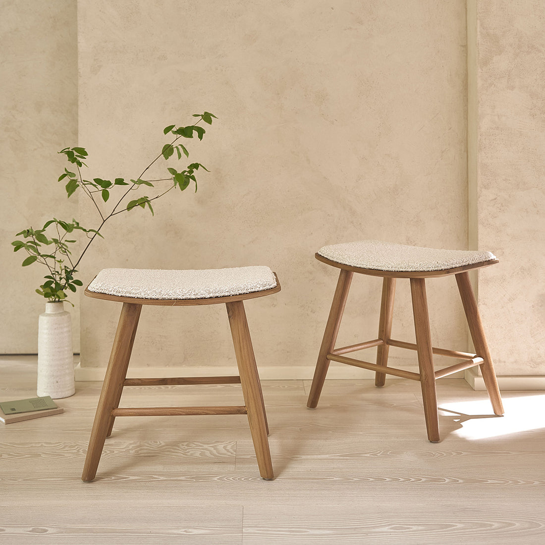 AMBRE - 2er-Set Barhocker aus massivem Teakholz und Bouclé-Stof 45 cm