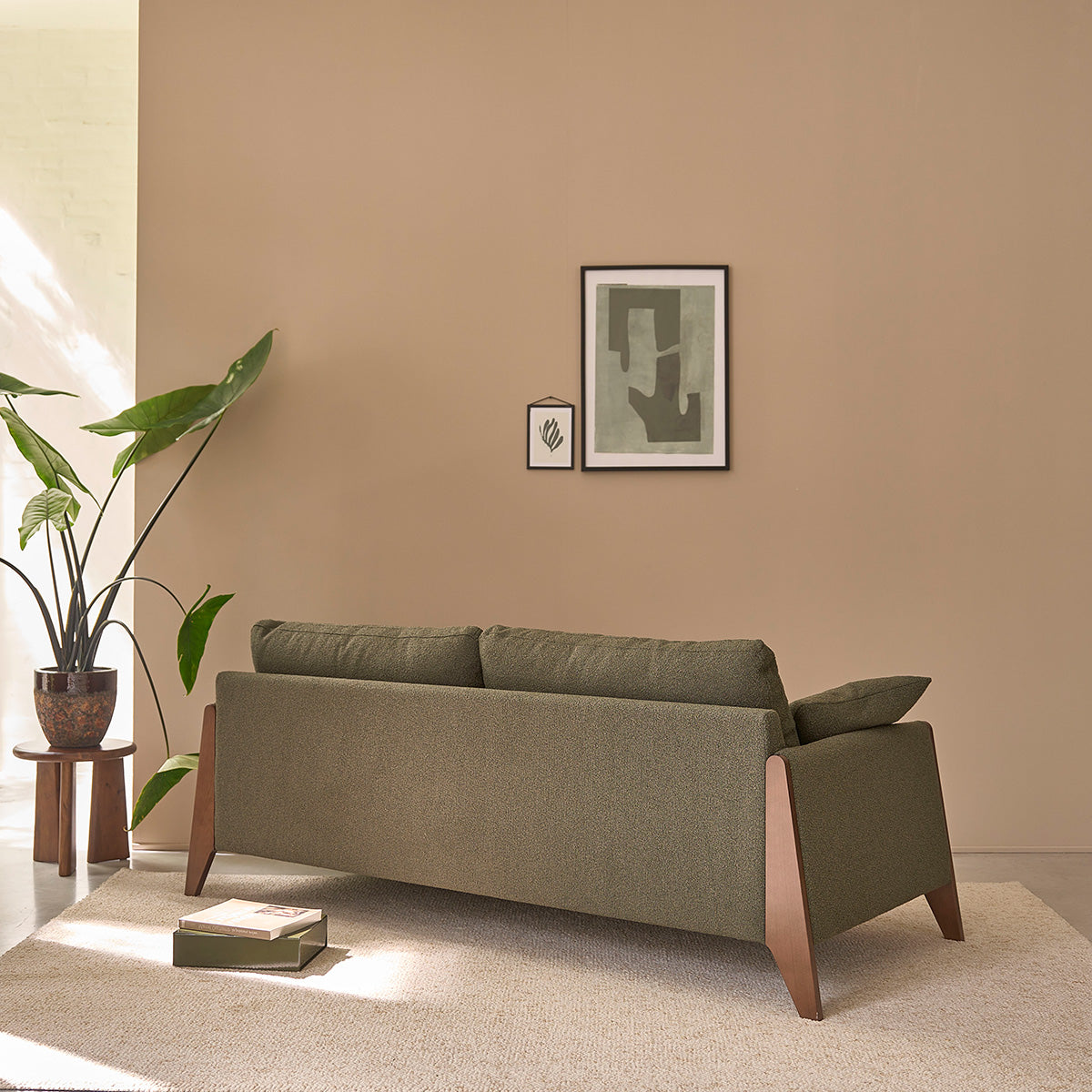 ONDINE - Gerades 3-Sitzer-Sofa aus Massivholz und khakifarbenem Bouclé-Stoff