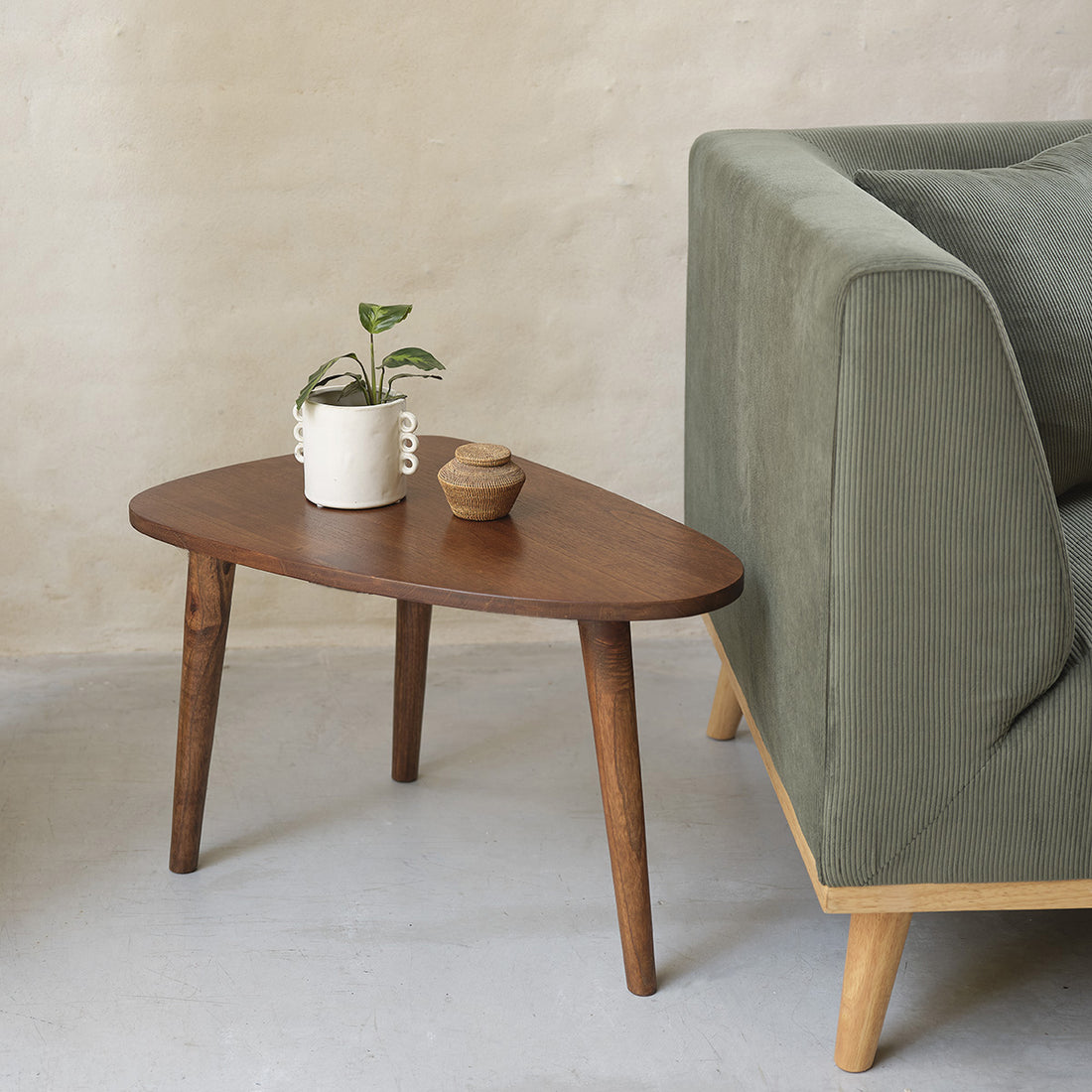 BRUNE - Couchtisch aus massivem Mindi mit Nussbaum-Oberfläche 62 cm