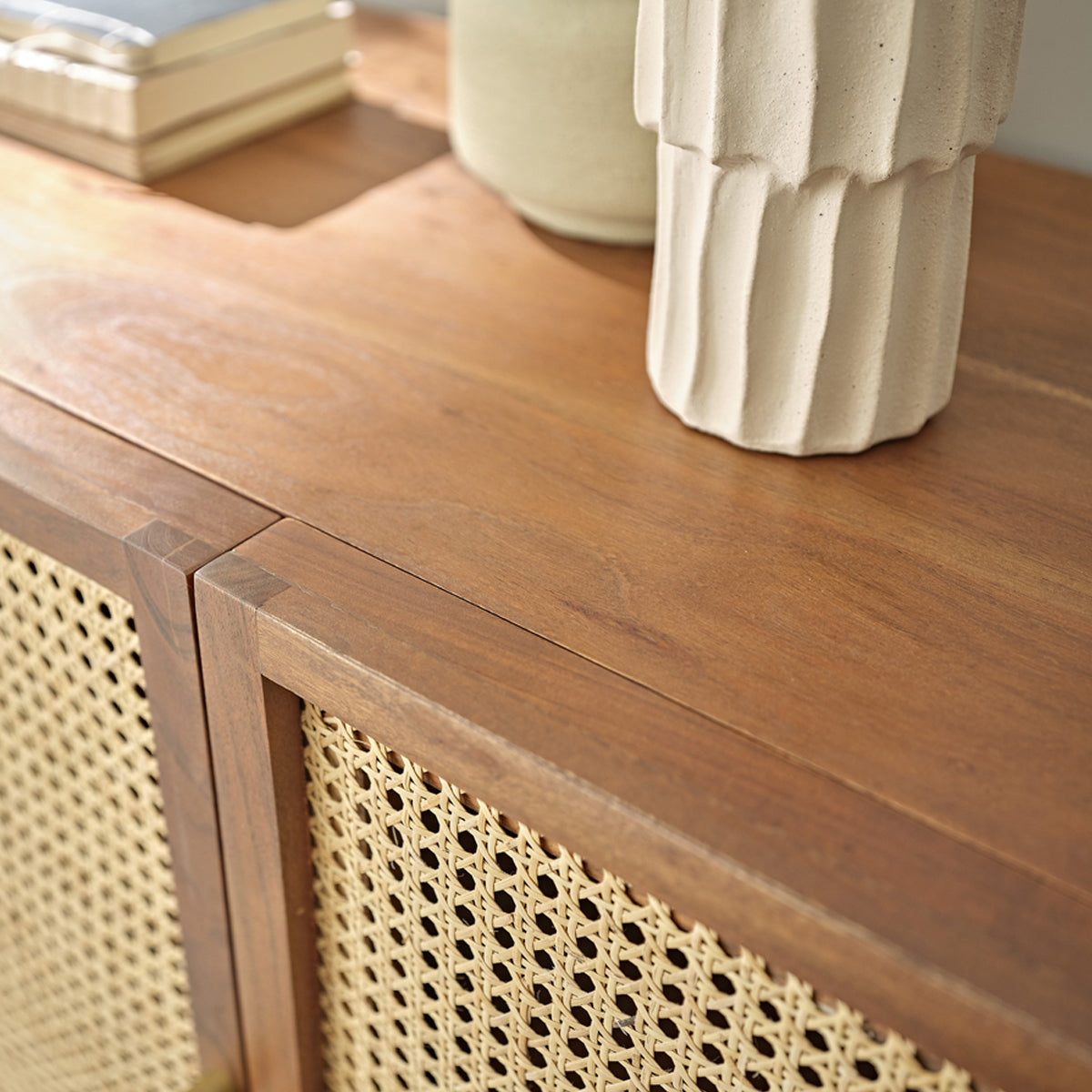 LEONTINE - Sideboard aus massivem Akazienholz mit Nussbaum-Oberfläche und Rohrgeflecht 120 cm