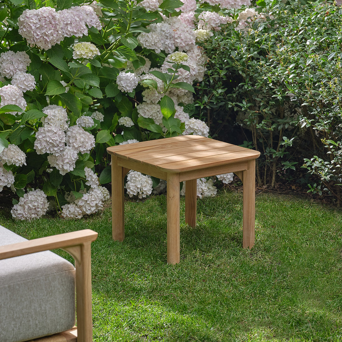 PIANA - Beistelltisch für den Garten aus massivem Premium-Teakholz