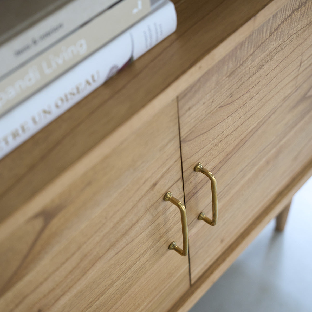 SUZANNE - Bücherregal aus massivem Mindi 85 cm