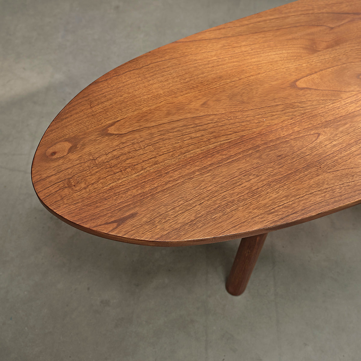 MILO - Couchtisch aus massivem Mindi-Holz, Walnuss-Finish 160 cm