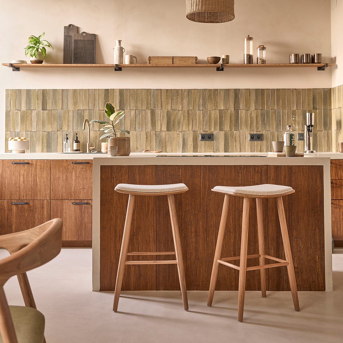 AMBRE - Set aus 2 Barhockern aus massivem Teakholz und Bouclé-Sitz 75 cm