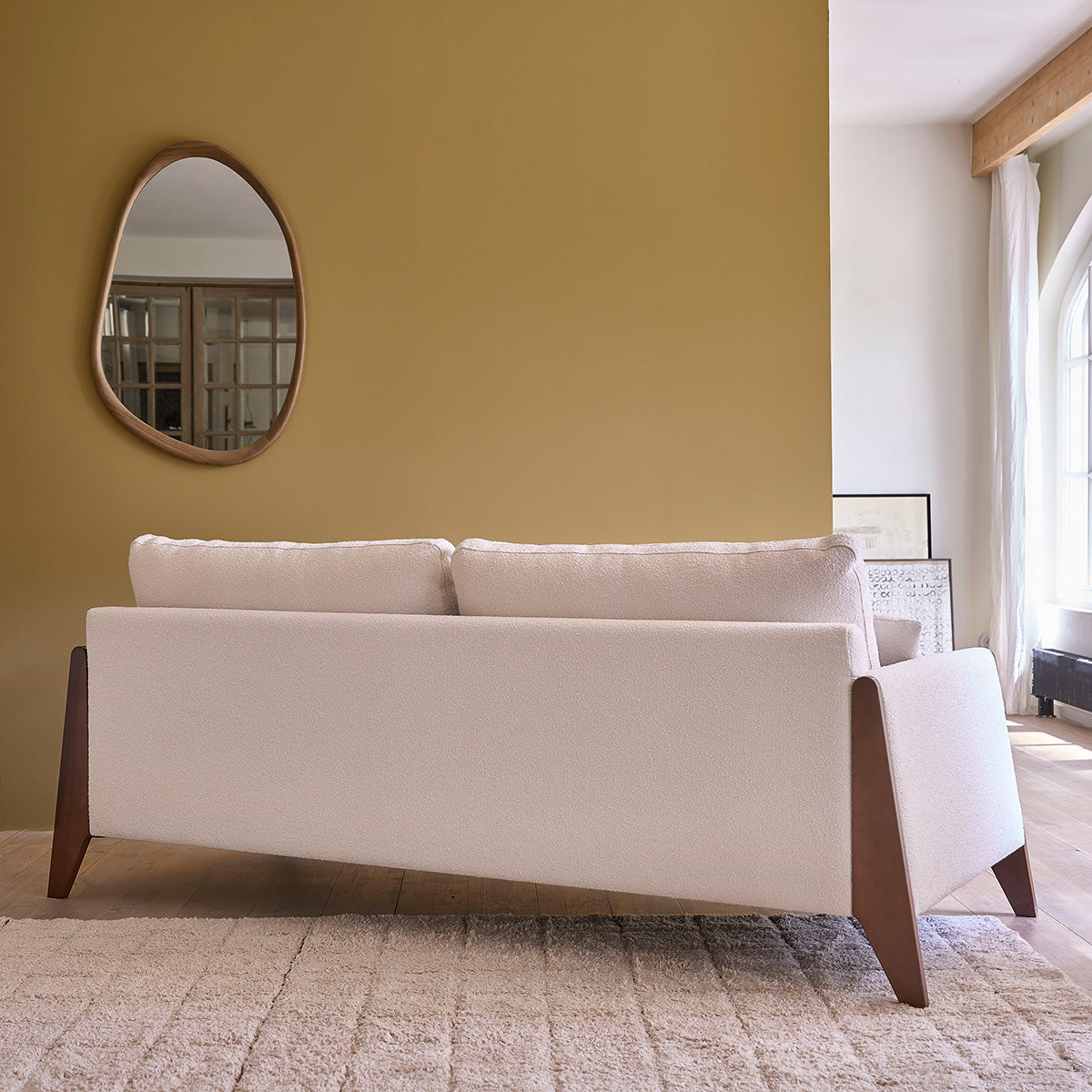 ONDINE - Gerades 4-Sitzer-Sofa aus Massivholz und weißem Bouclé-Stoff
