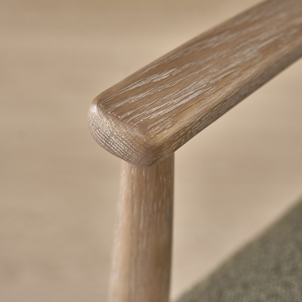 LUISA - Set von 2 Stühlen aus Eiche und khakifarbenem Bouclé-Stoff