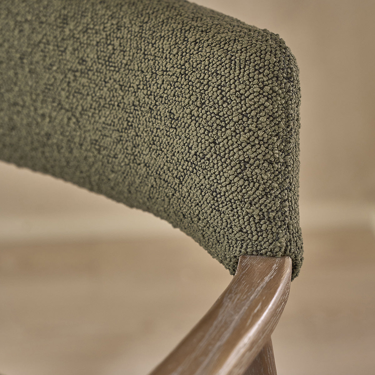 LUISA - Set von 2 Stühlen aus Eiche und khakifarbenem Bouclé-Stoff