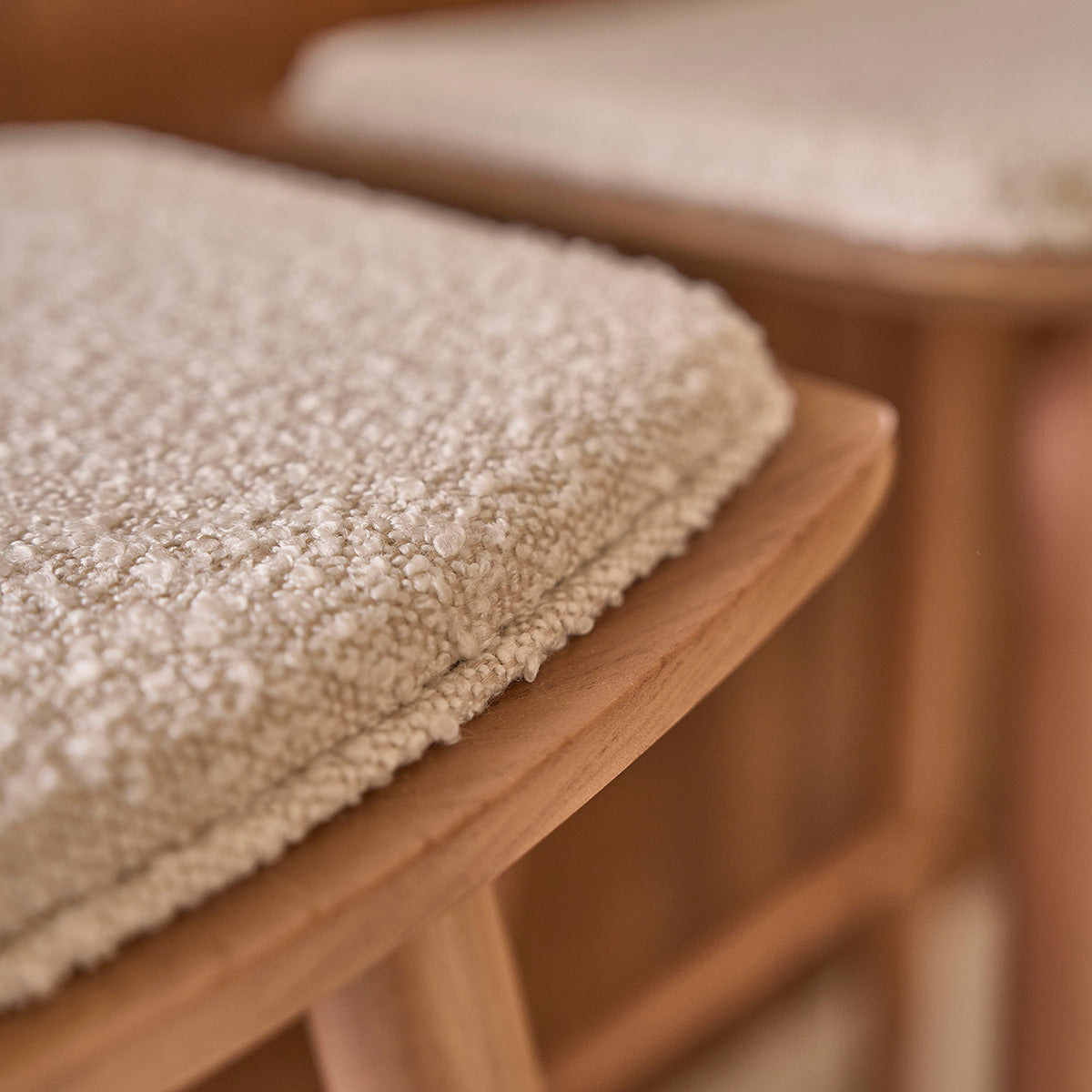 AMBRE - Set von 2 Hockern aus massivem Teakholz Bouclé-Sitz 65 cm