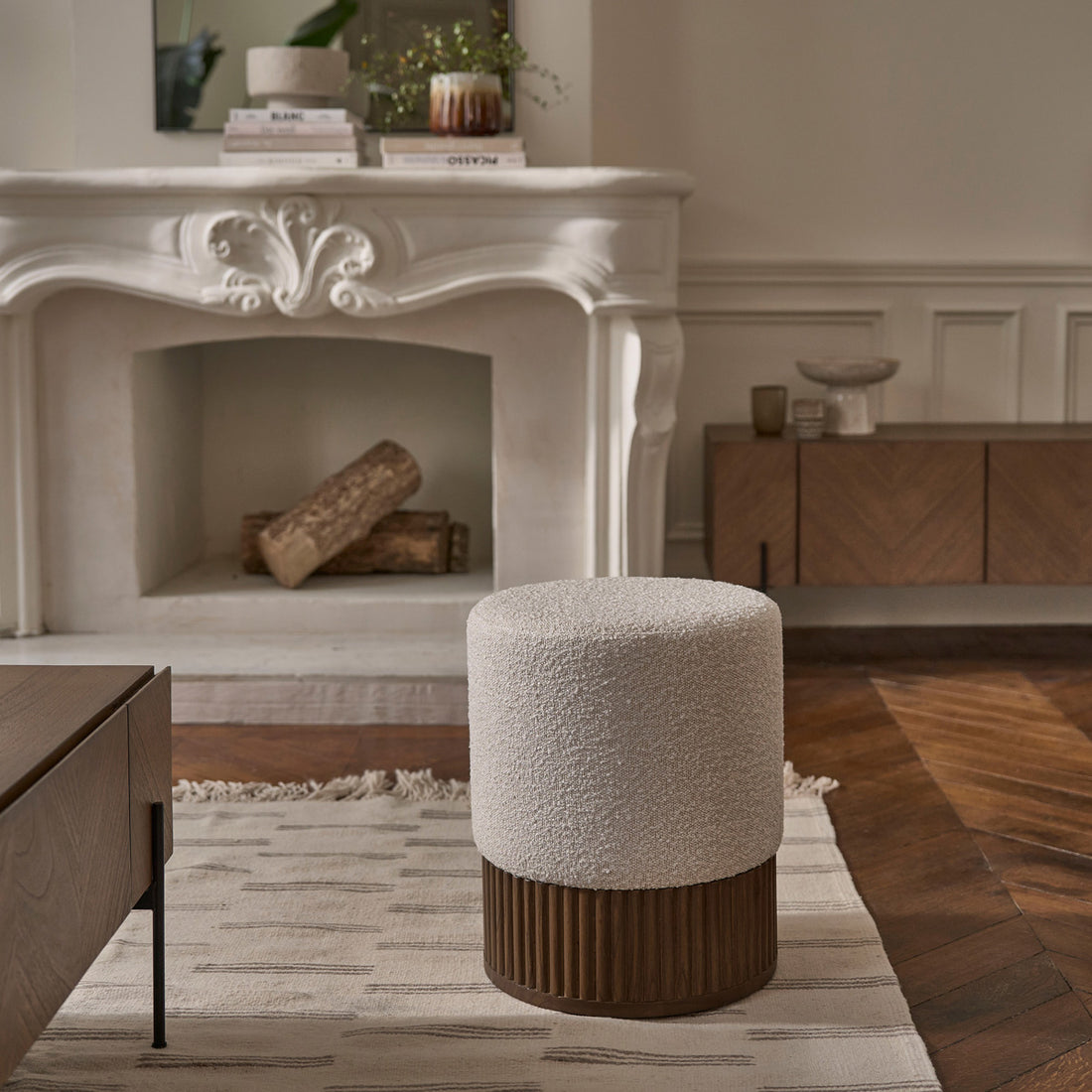 TANE - Hocker aus massivem Mindi und weißem Bouclé-Stoff Ø38 cm