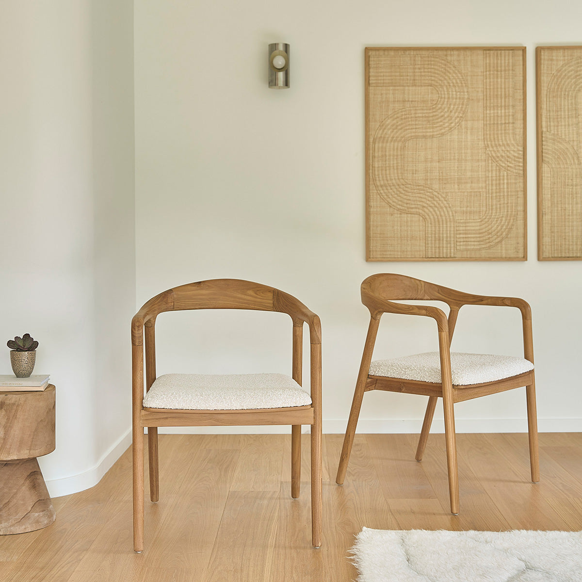 AMBRE - Stuhl aus massivem Teakholz mit Sitzfläche aus Bouclé-Stoff