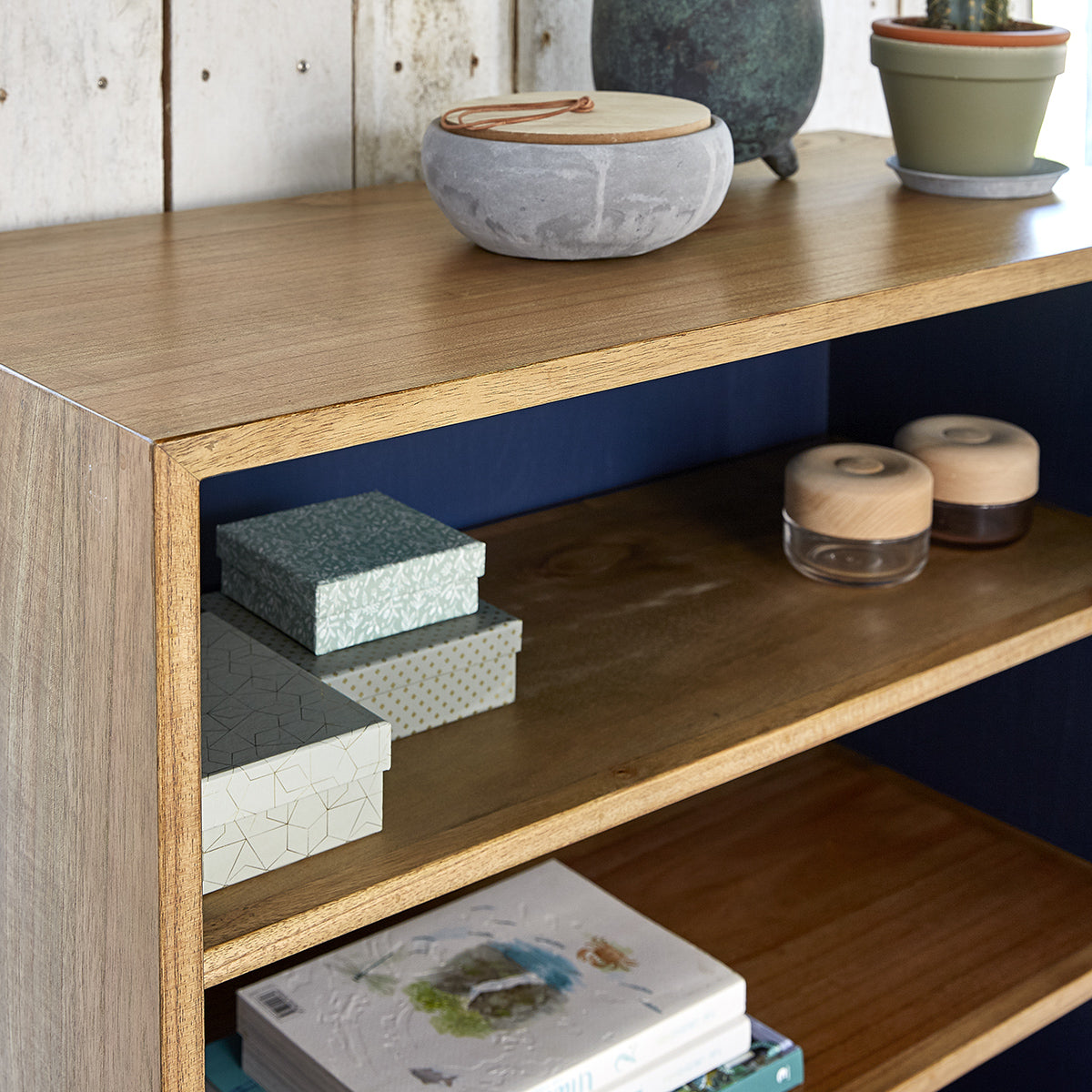 PIA - Bücherregal aus massivem Mindi-Holz 85 cm