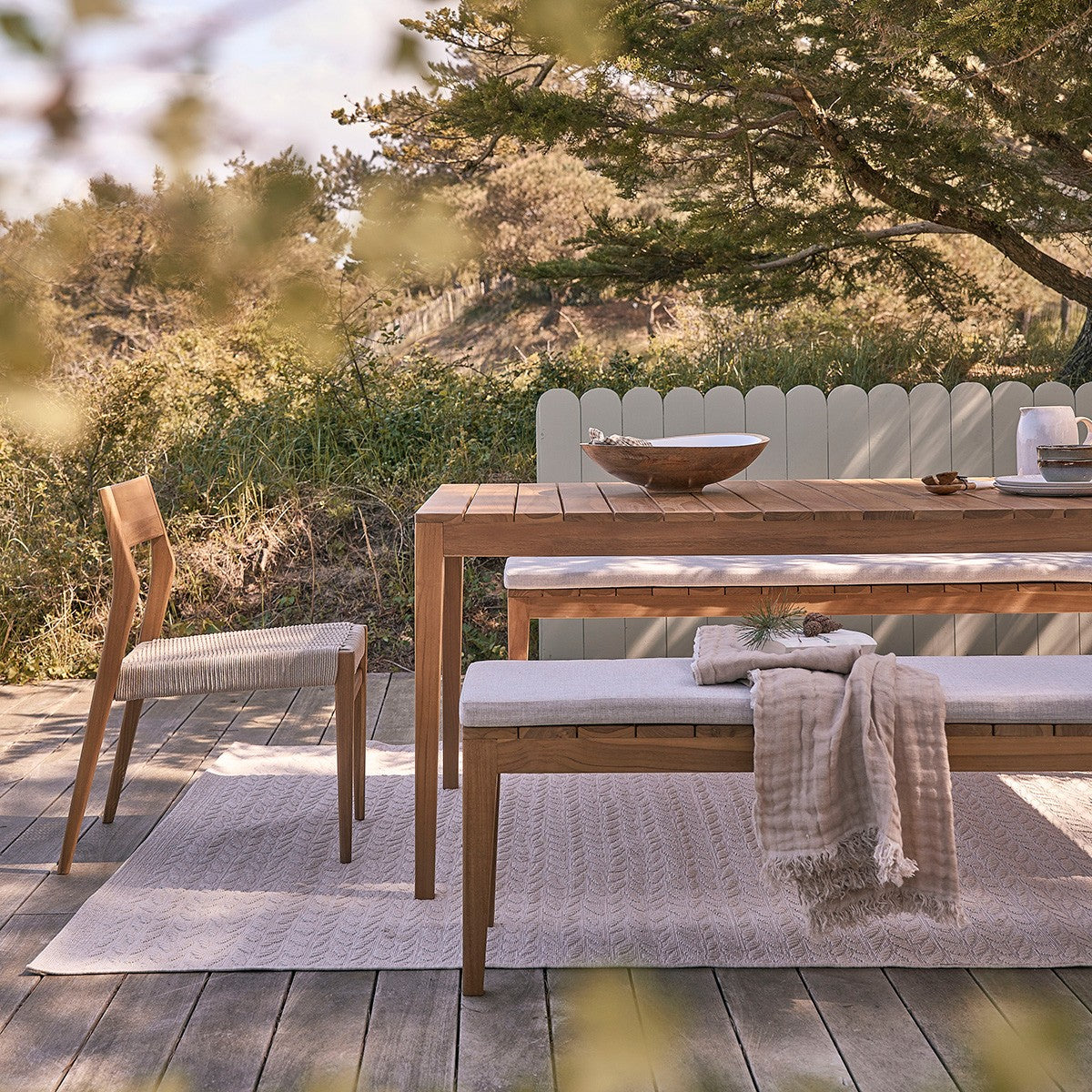 BARI - Gartenbank aus massivem Teakholz 180 cm mit Kissen