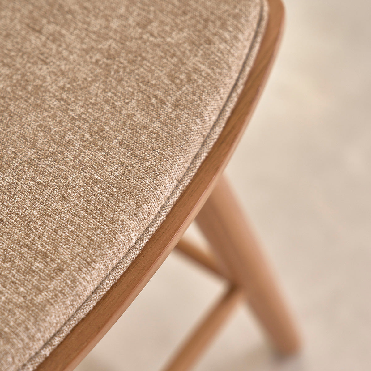 AMBRE - Set aus 2 Barhockern aus massivem Teakholz und greigefarbenem Samt (Kombination aus Grau und Beige), 45cm