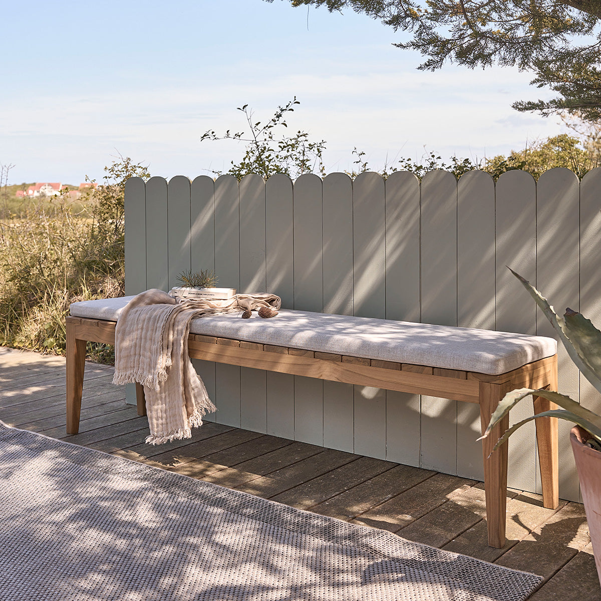 BARI - Gartenbank aus massivem Teakholz 180 cm mit Kissen