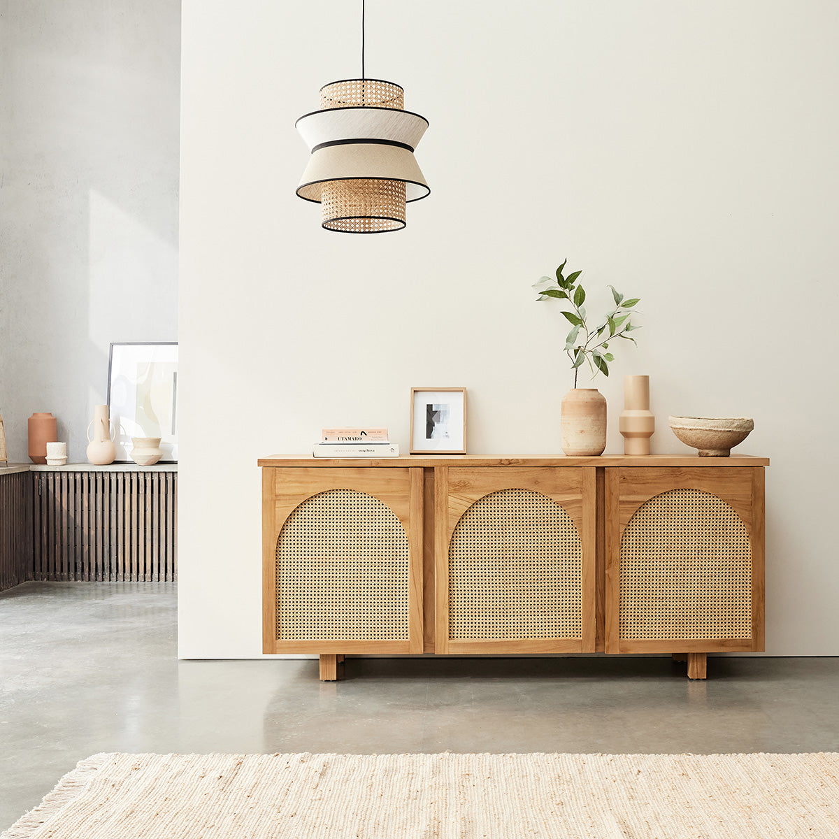 LOÉ - Sideboard aus massivem Teakholz und mit Rohrgeflecht 183 cm