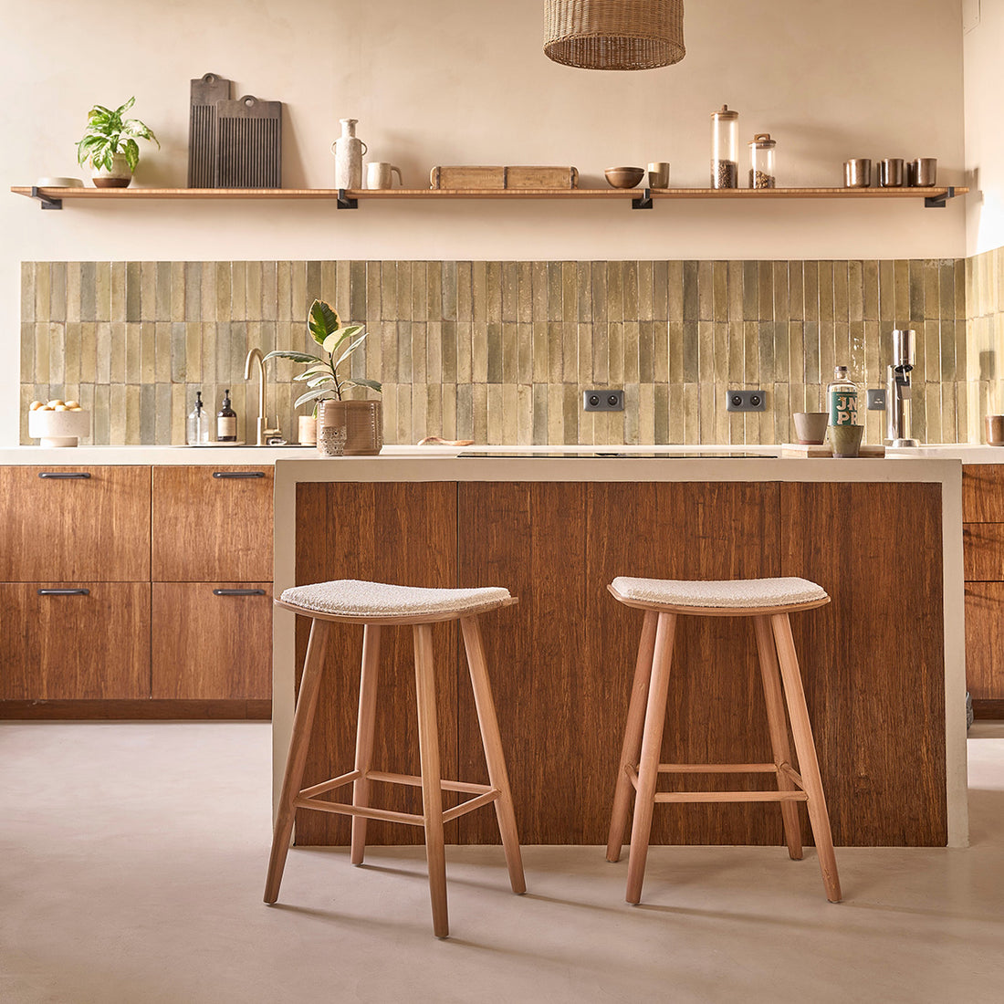 AMBRE - Set von 2 Hockern aus massivem Teakholz Bouclé-Sitz 65 cm