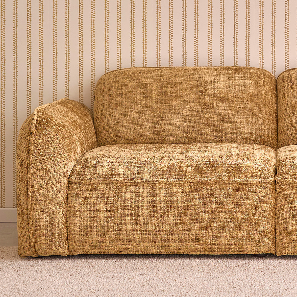 HECTOR - Gerades 3-Sitzer-Sofa aus strukturiertem Samt in der Farbe ocker