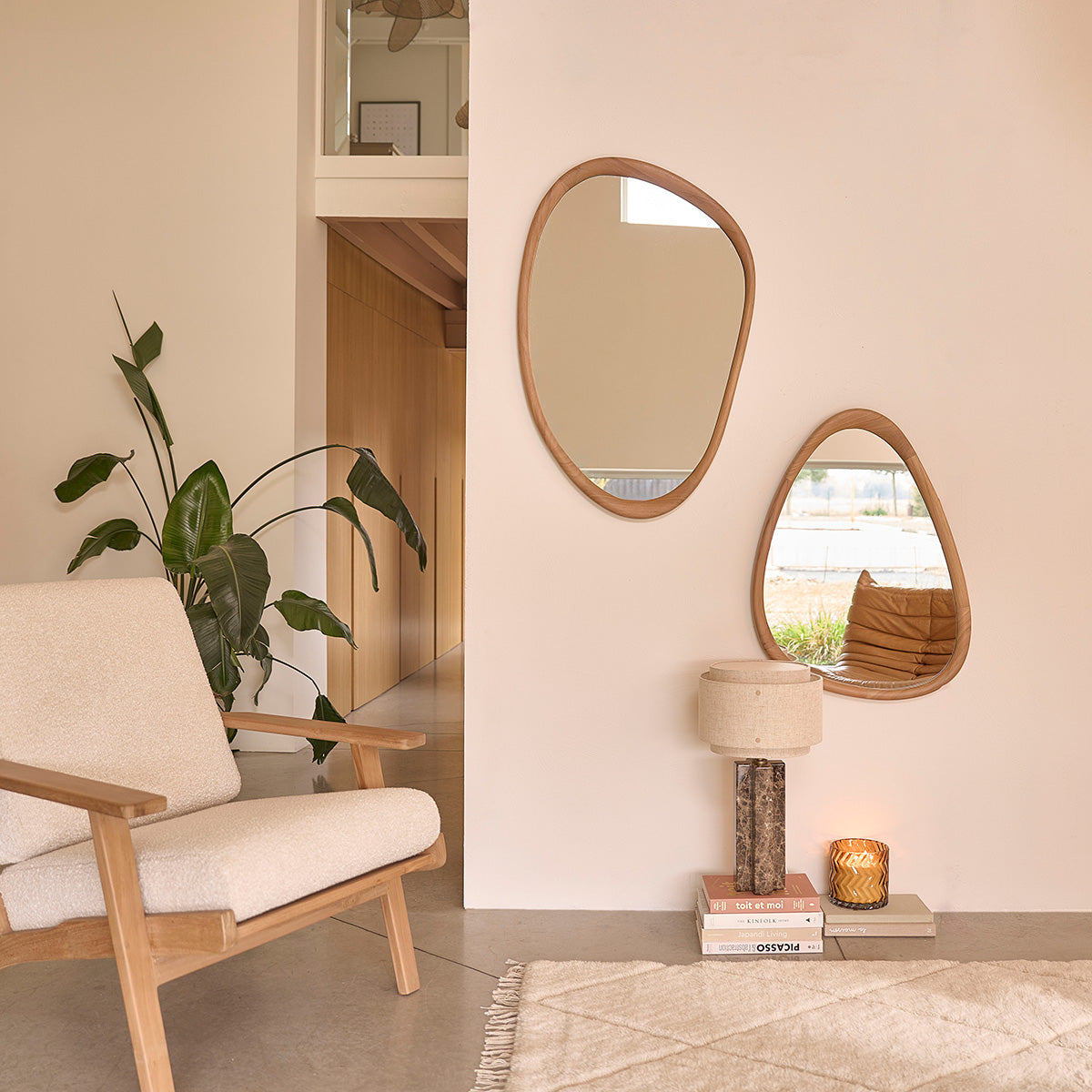 SERENE - Sessel aus massivem Teakholz mit Bouclé-Sitzfläche