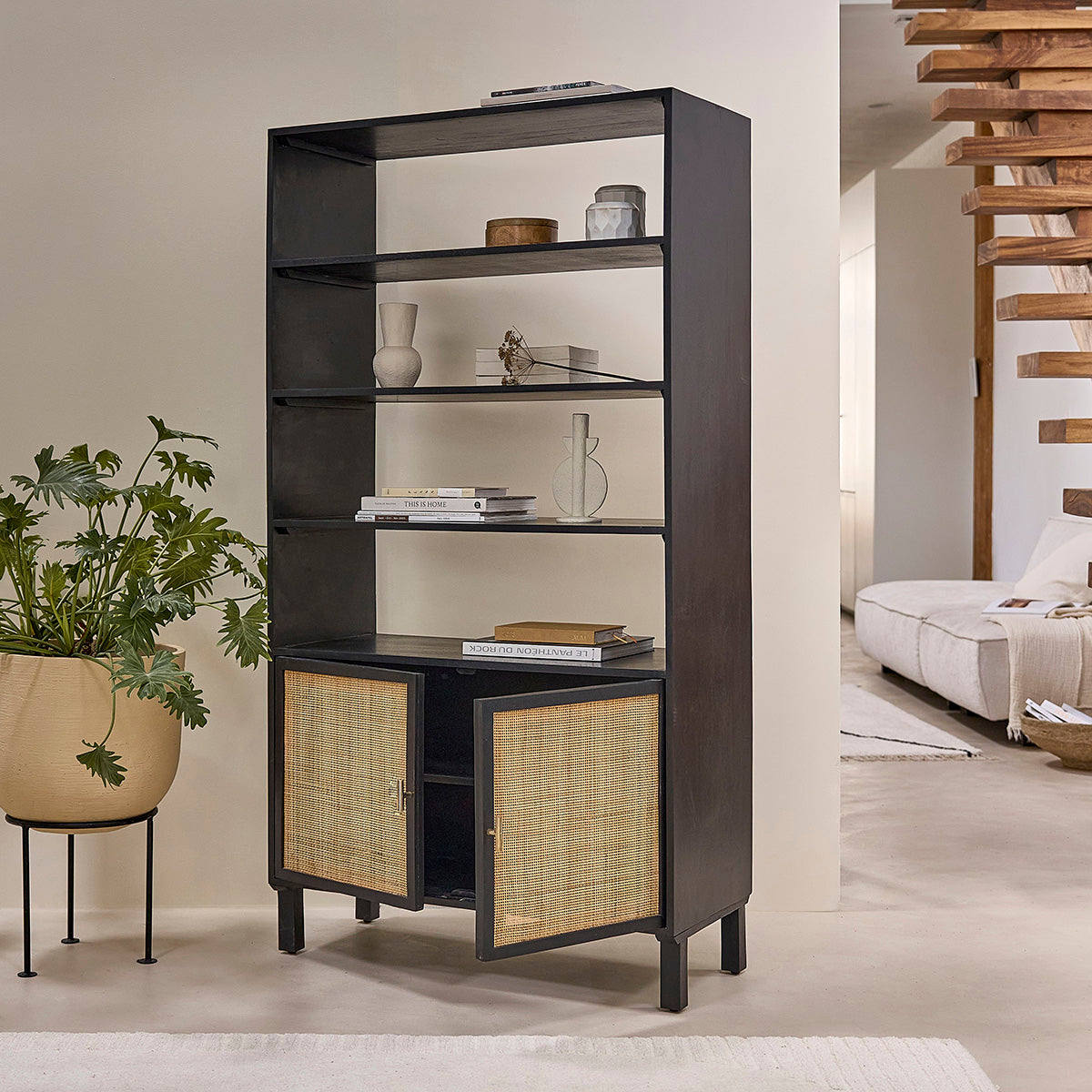 BLAISE - Bücherregal aus massivem Mangoholz, schwarz und Rohrgeflecht 170 cm