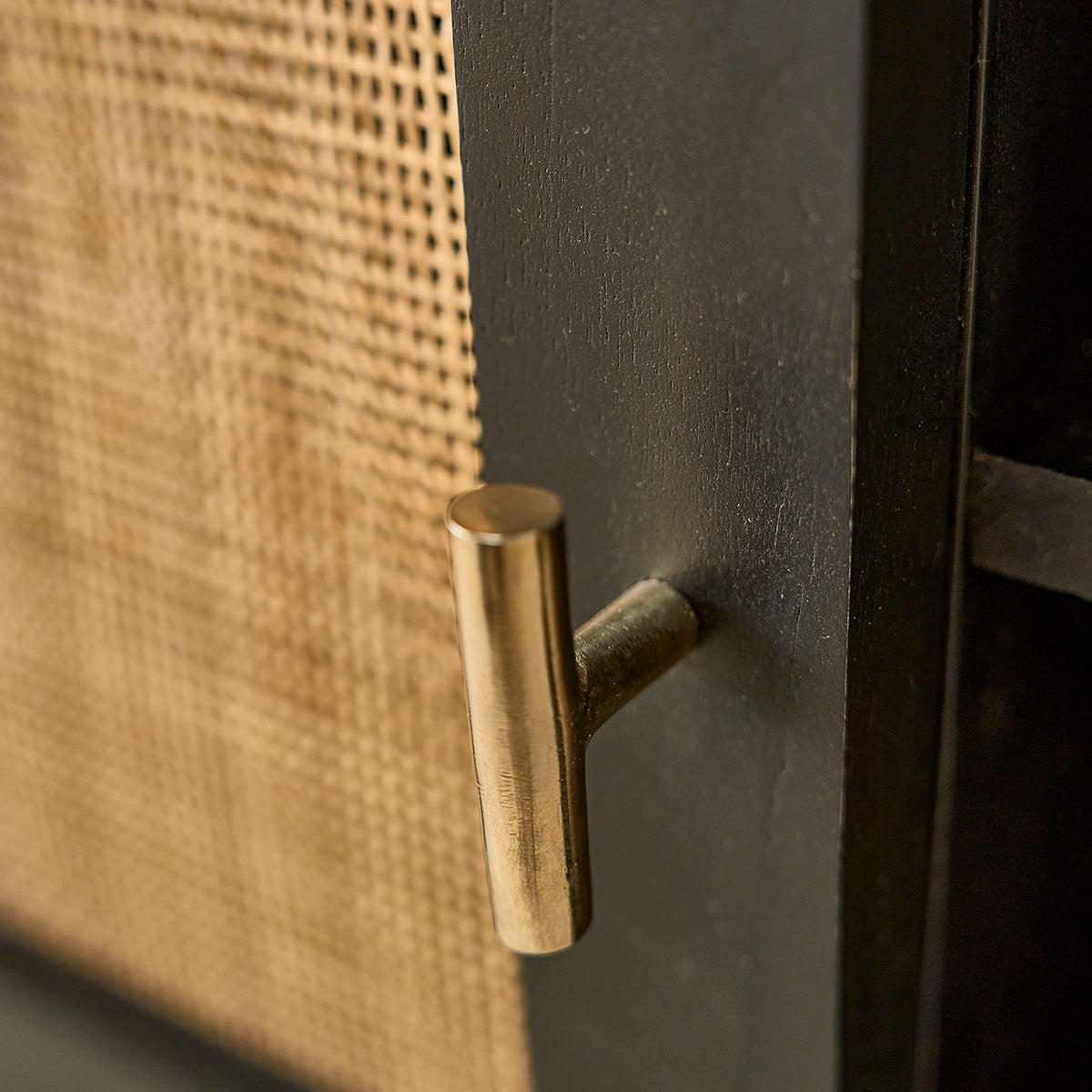 BLAISE - TV-Möbel aus massivem Mangoholz, schwarz und Rohrgeflecht 120 cm