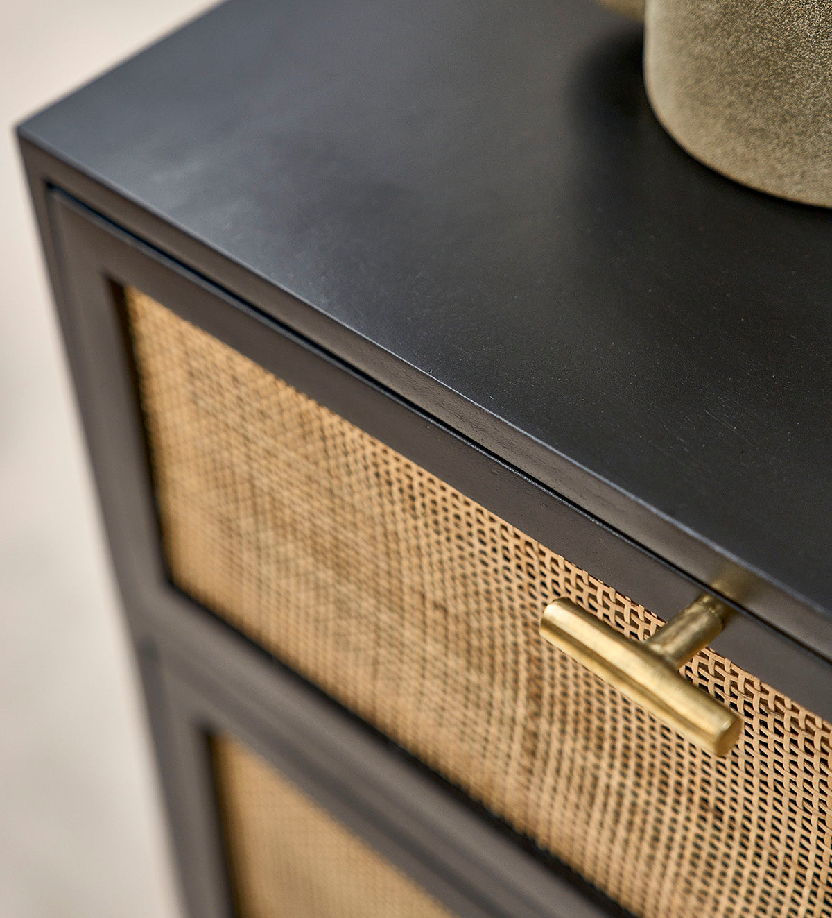 BLAISE - Kommode aus massivem Mangoholz und schwarzem Rohrgeflecht 90 cm